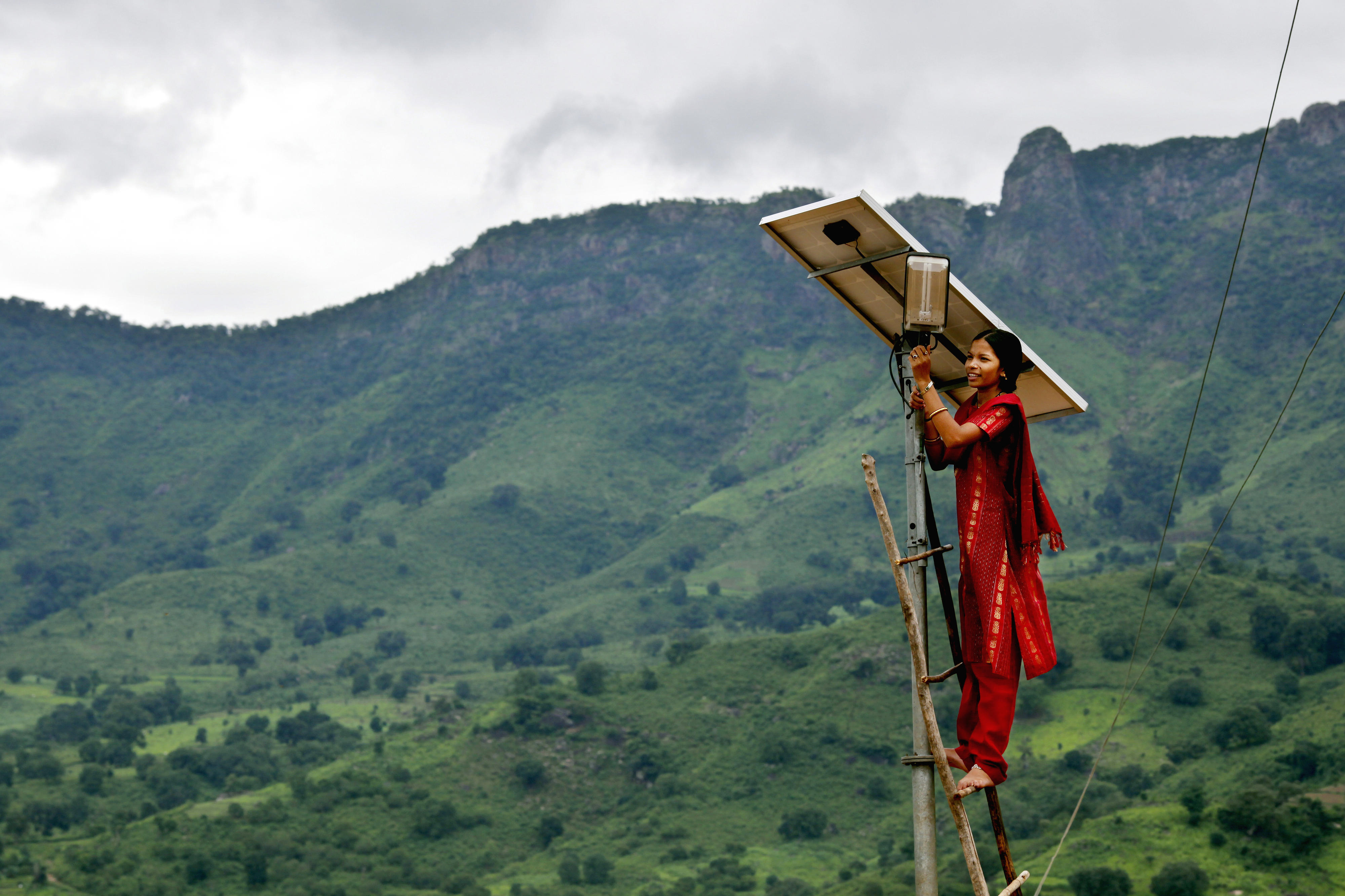 Erneuerbare Energien: Damit wir die international vereinbarten Klimaziele erreichen, brauchen wir so schnell wie es geht eine weltweite und sozial gerechte Energiewende – hin zur Nutzung erneuerbarer Energien. Wir unterstützen diese Wende mit Know-how und finanziellen Mitteln und achten darauf, dass sie keine negative Wirkung auf die soziale Situation der Menschen hat.