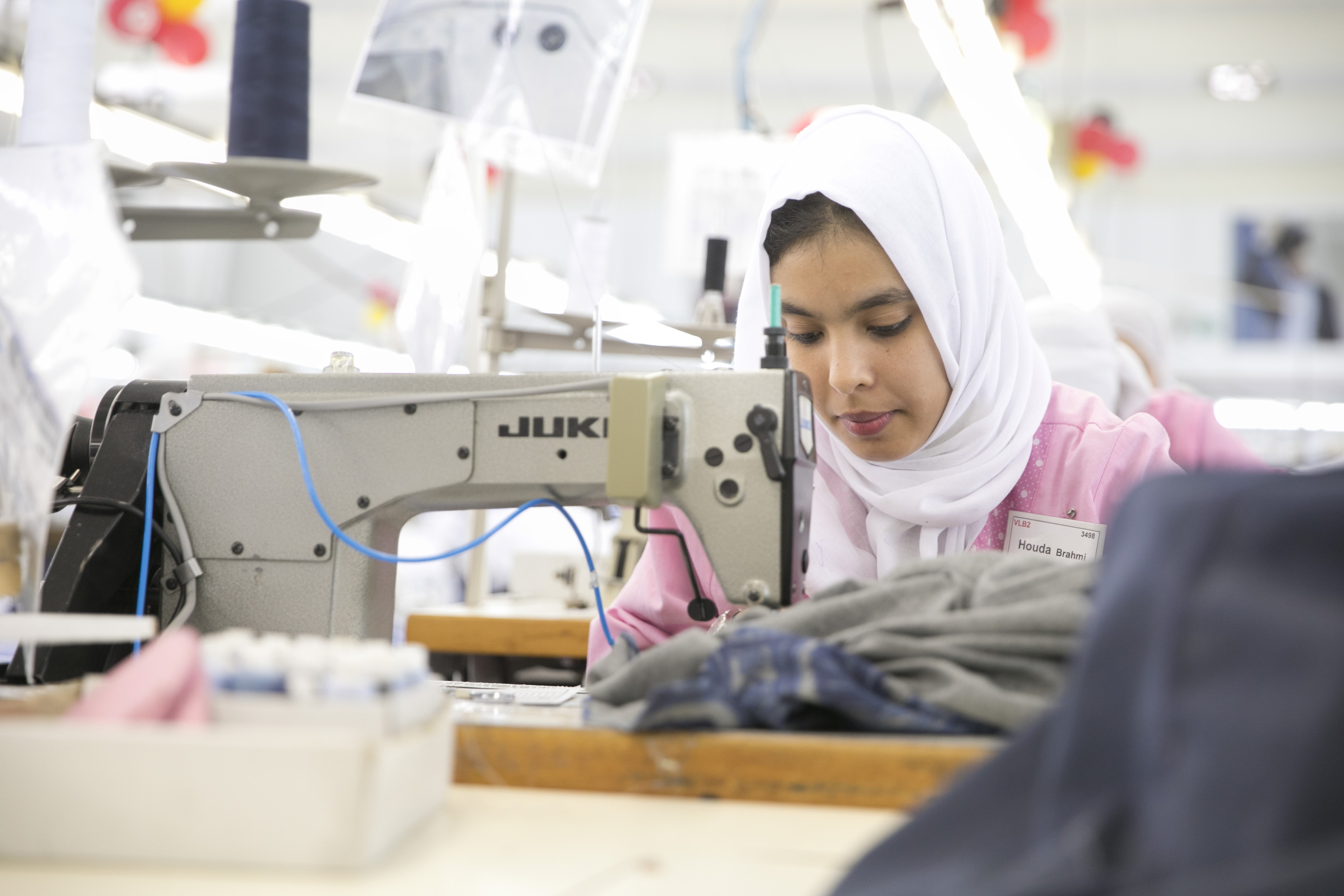 Näherin an einer Nähmaschine in der Textilfabrik Van Laack in Bizerte, Tunesien