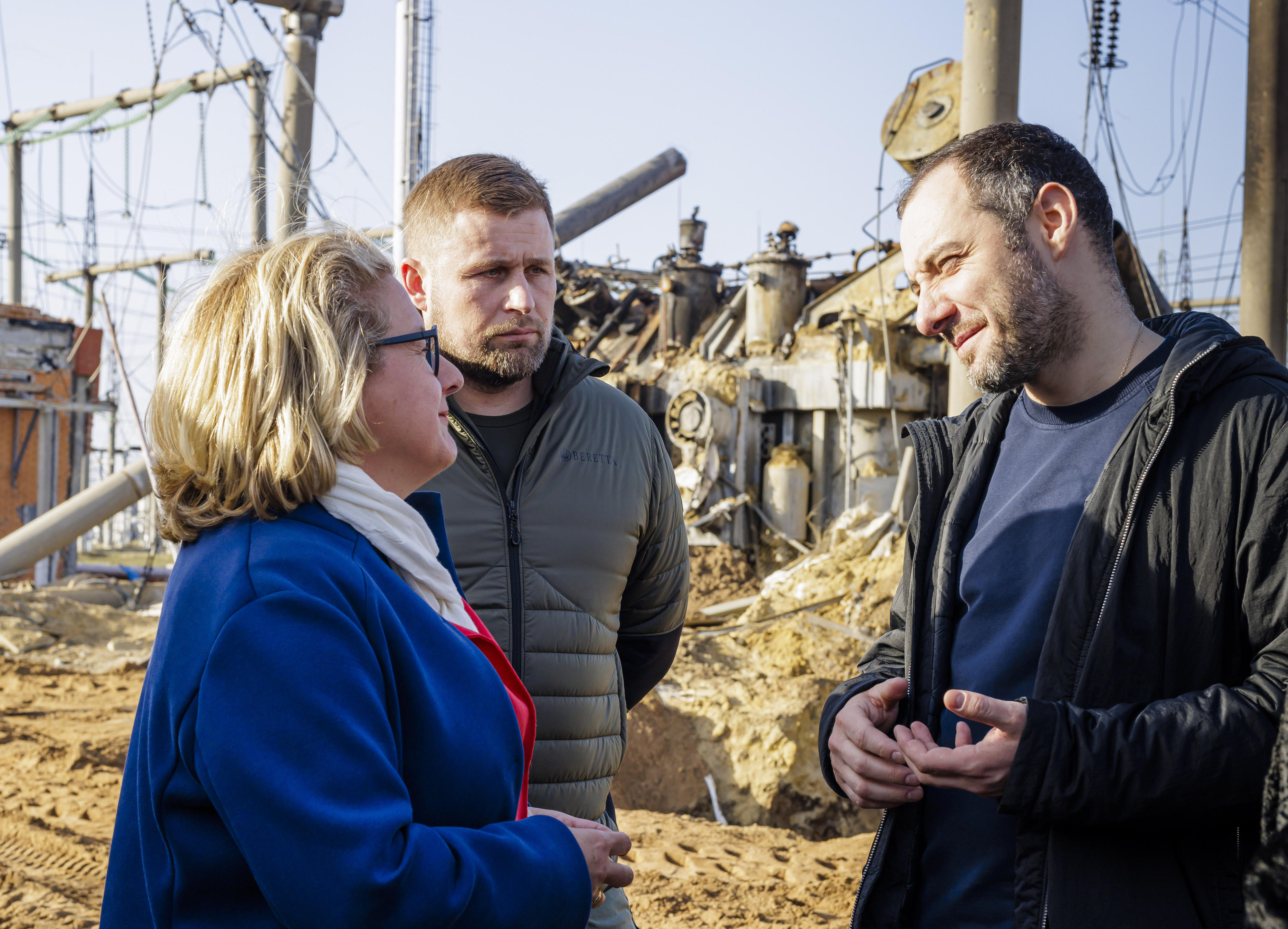 Bundesministerin Svenja Schulze beim Besuch eines zerstörten Umspannwerks in der Nähe von Odessa, Ukraine